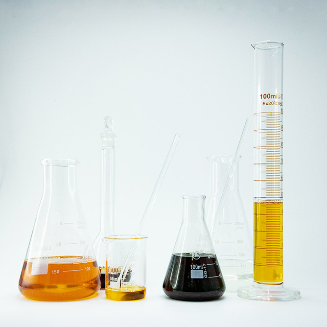 Polieter poliol za surovino razpršilne pene stopnje požarne odpornosti B1