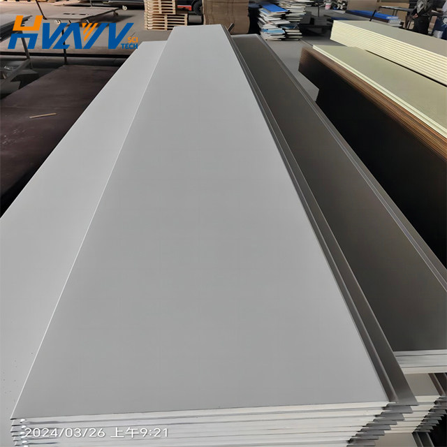 Сыртқы қабырғаларға арналған PIR/PUR оқшаулағыш безендіру интегралды тақталары жетілдірілген құрылыс материалдарын оқшаулау және эстетикалық жақсарту болып табылады. 